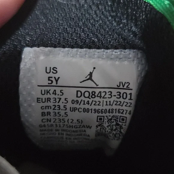 Kids Air Jordan Sneakers Size 5Y - Picture 6 of 6